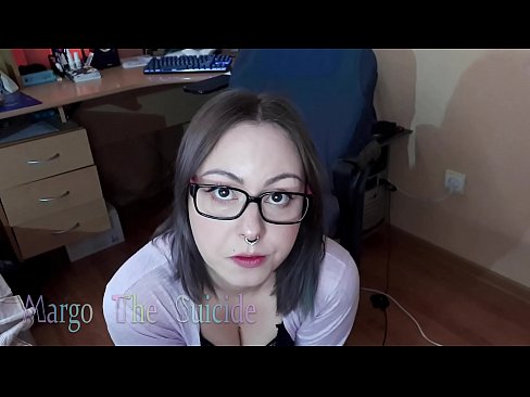 ❤️ 性感的眼镜女孩在镜头前深深地吸吮假阳具 ❤❌ Hard porn ❌️