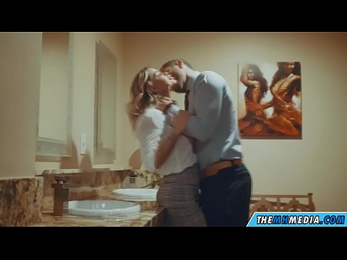 ❤️ 当一个胸大无脑的金发女郎在公共厕所里勾引你时 ❤❌ Hard porn ❌️